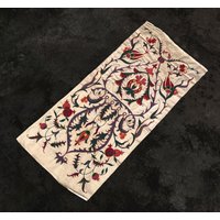 Handgemachter Seide Tischläufer Suzani Floraler Wandbehang 100 X 40 cm von TurkishArtHistory