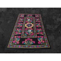 Schwarze Samt Suzani Tagesdecke Rosa Blumenschnitzerei, Wandbehang, Tischdecke Schwarze Samt Suzani Tagesdecke Rosa Blumenschnitzerei, Wandbehang, Tischdecke von TurkishArtHistory