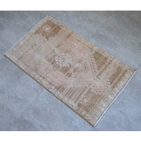 2 X 3 Ft. Teppich Handgeknüpfter Kleiner Oushak-Teppich in Abgenutzter Optik von TurkishKilimsRugs