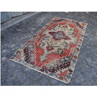 Roter Teppich, Berber Vintage Handgewebter Wollteppich, Boho Teppich 1, 5 X 2, 2 M Ra0596 von TurkishRugSupplier