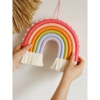 Buntstift Makramee Regenbogen Wandbehang Mit Pompoms, Regenbogen, Kinderzimmer Wanddeko von TvoyeMacrame