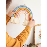 Gender Neutral Muted Makramee Regenbogen Wandbehang, Fibre Rainbow, Kinderzimmer Wanddekoration von TvoyeMacrame