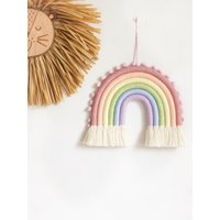 Pastell Makramee Regenbogen Wandbehang Mit Pompoms, Fibre Regenbogen, Kinderzimmer Wanddeko von TvoyeMacrame