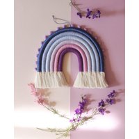 Sommerlicher Lavendel Makramee Regenbogen Wandbehang Mit Pompoms, Fibre Regenbogen, Kinderzimmer Wanddeko von TvoyeMacrame