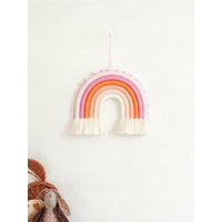 Süßes Baby Mädchen Makramee Regenbogen Wandbehang Mit Pompoms, Fibre Regenbogen, Kinderzimmer Wanddeko von TvoyeMacrame
