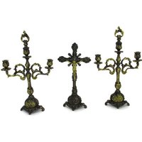 Beeindruckendes Altar Set Stehendes Kruzifix Mit Zwei Doppel Kandelabern Verziert Geprägtem Messing Wow von Tweedeleven