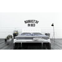 Namast'ay Im Bett Vinyl Aufkleber - Namaste Schlafzimmer Schwarz Und Weiß Dekor Wanderlust Moderne Abenteuer Zitate Hipster von Twelve9Printing