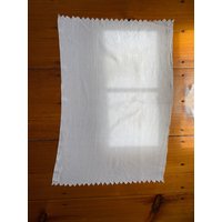 Vintage Weiß Leinen Kommode Schal - Bestickt Monogramm Tischläufer 29 "x 19" von TwelvetreesVintage