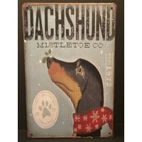 Der Dackel Und Der Mistel "Ein 12 "x 8 "Weihnachtsschild Aus Blech Im Vintage-stil, Das Welt Freude Bringt Ein Verflixtes Gutes Geschenk Macht" Der Dackel Und Der Mistel "Ein 12 "x 8 "Weihnachtsschild Aus Blech Im Vintage-stil, Das Welt Freude Bringt Ein Verflixtes Gutes Geschenk Macht" von TwiceInaBlueMoonShop