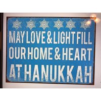 Vintage Chanukka Blechschild Ein Wunderschönes Blechschild, Um Die Liebe Von Zu Feiern, Ein 30, 5 X 20, 5 cm Großes Schild Zum Lieben Und Vintage Chanukka Blechschild Ein Wunderschönes Blechschild, Um Die Liebe Von Zu Feiern, Ein 30, 5 X 20, 5 cm Großes Schild Zum Lieben Und von TwiceInaBlueMoonShop