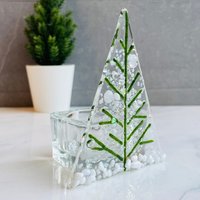 Weihnachtliche Teelicht Dekoration, Weihnachtsbaum Glas Teelichthalter, Grün Und Weiße Baumschmuck von Twicefiredglass