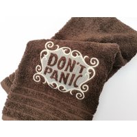 Luxuriöses Besticktes Don't Panic Braun Hand Badetuch Handtuch Tag 25 von TwinkleNeedle