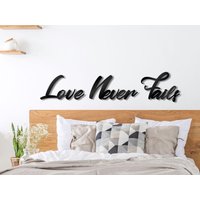 Love Never Fails Holz Wandkunst, Holzschild, Wohnzimmer Schilder, Wohndeko Wohndekoration Geschenk, Hochzeitsgeschenk, Schlafzimmer Wanddekoration von TwinsUniqueHomeDecor