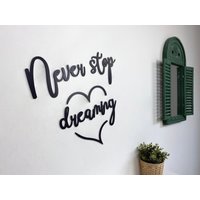 Never Stop Dreaming Holzschild, Schlafzimmer Wandkunst, Wanddekoration, Holzwandkunst, Geschenk Zur Wohnungseinbettung, Hochzeitsgeschenk von TwinsUniqueHomeDecor