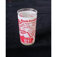 Vintage Mc State Of North Carolina Souvenir Becher Trinkglas Frosted Mit Roten Grafiken. Hält 8 Unzen Und Ist in Einem Sehr Schönen Zustand von TwintasticTreasures