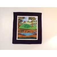Gesteppte Wandkunst, Berglandschaft Mit Hirsch Am Teich - 18, 5 "x 16, 5" Gesteppte Wandkunst, Berglandschaft Mit Hirsch Am Teich - 18, 5 "x 16, 5" von TwoCraftyPiphers