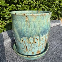 Handgemachte Keramik Pflanztopf Mit Tablett, Blau Gesprenkelt von TwoPeasinaPottery