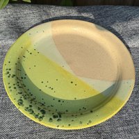 Handgemachter Teller, Rad Getöpfert, Kalkdusche von TwoPeasinaPottery