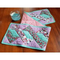 Frühling Blumen Twist Tischläufer Frühling Blumen Twist Tischläufer von TwoSisCreations