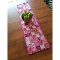 Pinkalicious Tischläufer von TwoSisCreations