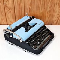 Olympia Sm3 Schreibmaschine Black & Ice Blue, Komplett Gewartet, Wie Neuer Zustand, Premium Vintage Geschenk Für Schriftsteller, Einzigartiges Dekor von TypewriterWorld