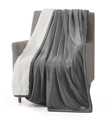 UGG Bliss Sherpa Überwurf - Gemütliche wendbare Akzentdecke - Moderne Wohnkultur - Bequeme & dekorative Decke für Bett oder Sofa - 127 x 177,8 cm - Brennholz von UGG