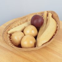 Holzfrüchte Sammlung/- Äpfel Und Banane Im Geflochtenen Korb || Gefertigt Aus Einem Leichten Holz von UKAmobile