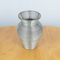 Korbgeflecht/Geflochtene Vase Aus Aluminiumdraht || Vintage Massives Messing Und Aluminium von UKAmobile