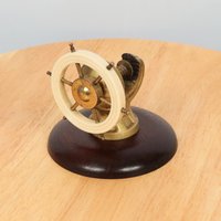 Nussknacker || Spinning Ship Rad Design Hergestellt in England Brit Pat. Vintage Massives Messing Und Holz Holzsockel Kunststoff von UKAmobile
