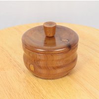 Schmuckkästchen Mit Schlichtem Geschnitztem Design || Dunkelbraune Holzkiste/Zylinderform Behälter Schmuckkästchen Mit Schlichtem Geschnitztem Design || Dunkelbraune Holzkiste/Zylinderform Behälter von UKAmobile