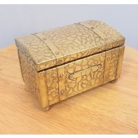 Truhe/Kiste || Holz Und Zinn Innen Vintage Messing Massiv Abstraktes Steinmuster Auf Der Vorderseite Graviert "Tea" von UKAmobile
