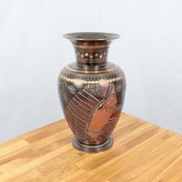 Vase Aus Massivem Messing Mit Menschlichem Und Floralem Design|| Emaille-Glasur || Braun Rosa Blau Gold Rot Weiße Emaille von UKAmobile