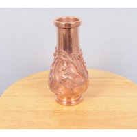 Vase || Vintage Kupferfarbenes Metall Blumen - Und Vogelornamente Auf Dem Vasenkörper von UKAmobile