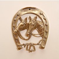 Vintage Messing Schlüsselhalter Für Drei Schlüssel/Wanddeko Stoffablage || Hufeisen Mit Bild Von Zwei Pferden von UKAmobile