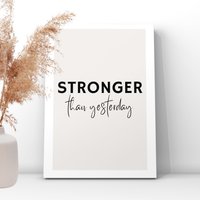 stronger Than Yesterday Zitat, Positivität, Empowerment, Wohnkultur, Wandkunst, Spruch, Motivationsdruck, Mut, Muttertagsgeschenk von UKPrintStudio