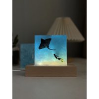 Epoxy Licht Harz Lampe Benutzerdefinierte Nachtlicht Personalisierte Geschenk Für Sie Adlerstrahl Teufel Strahl Meeresleben Ozean Ihn von UNIVERScraft