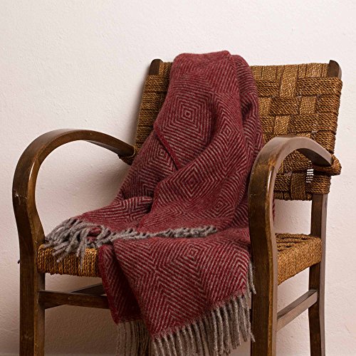 URBANARA 240x220 cm Wolldecke Gotland Rot/Grau — 100% Reine skandinavische Wolle — Ideal als Überwurf, Plaid oder Kuscheldecke für Sofa und Bett — Warme Decke aus Schurwolle mit Fransen von URBANARA