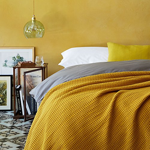 URBANARA Anadia Tagesdecke 220x240 cm I 100% Baumwolle (BCI) Made in Portugal Weich & Atmungsaktiv I Sofa & Bett-Überwurf Couchdecke Wohndecke Kuscheldecke Plaid Bedspread Oeko Tex 100 I Senfgelb von URBANARA