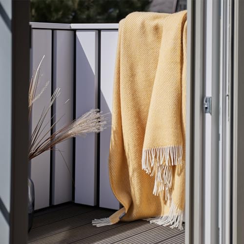 URBANARA Gotland Wolldecke 200x200 cm I 100% Schurwolle Made in EU Woolmark- & Oeko Tex Zertifiziert I Warme Schafwolldecke Kuscheldecke Überwurf Plaid mit Fransen für Sofa & Bett I Senfgelb/Creme von URBANARA