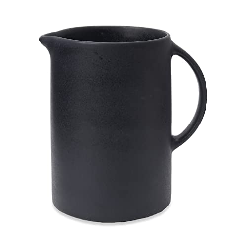 URBANARA Krug Malhou – 17.5x11.5 cm, Schwarz, 100% Stein, Steingut – Wasserkrug Karaffe Teekanne Kanne Vase Hitzebeständig Spülmaschinenfest Handarbeit Saftkrug Milchkanne Keramik von URBANARA