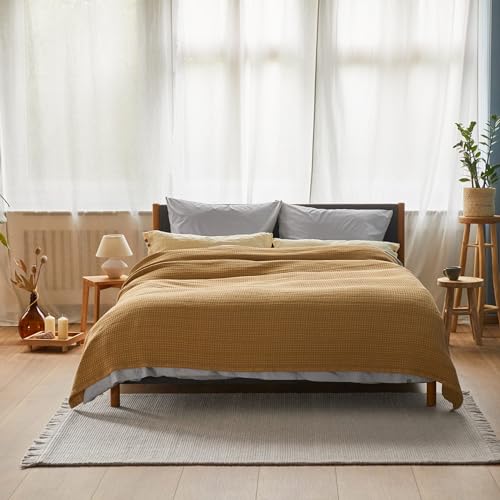 URBANARA Tagesdecke/Plaid Anadia 275x265 cm – 100% Reine Baumwolle – weiche Decke als Bettüberwurf oder Kuscheldecke im Wohnzimmer, Schlafzimmer, Garten oder auf dem Balkon – Jacquard-Bindung - Kork von URBANARA