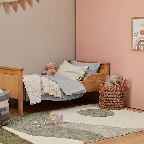 URBANARA handgefertiger Kinderzimmer-Teppich Varini 140x200 cm - 100% weiche Baumwolle, flauschig, pflegeleicht & farbecht, Spielteppich Junge Mädchen - Grün-Grau & Naturweiß von URBANARA