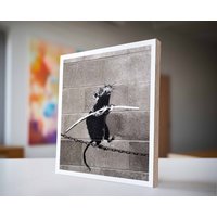 Banksy Bild "Balancierende Ratte" Steetart Kunstwerk | Pop Art Leinwandbild & Holzbild Handgemachter Print Graffiti Kunstdruck, Kunst von URBANKUNST