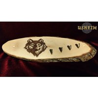 Schlüsselbrett Garderobe Kleiderhaken Aus Rindenbrett Mit Eingebranntem Wolf Brandmalerei Pyrografie Nordisch Odin Thor Wikinger Vikings von USHEIM