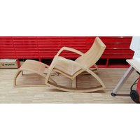 Designer Schaukelstuhl Mit Ergonomisch Angepasster Rückenlehne Designer Schaukelstuhl Mit Ergonomisch Angepasster Rückenlehne von UVLF