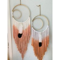 Dipgefärbter Apricot Traumfänger von Uccellinodesigns