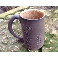 Handgemachte Keramiktasse Triskele Schwarze Keramik Steinzeug Muster Hippie Getöpfert Keltisch Schwarz Grün Silber Handgemachte Keramiktasse Triskele Schwarze Keramik Steinzeug Muster Hippie Getöpfert Keltisch Schwarz Grün Silber von UgglaKeramik