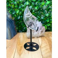 Bergkristall Mond Mit Gesicht Auf Ständer Mini von UglyJewelryDE