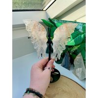 Bergkristall Schmetterling Mit Golden Healer Einschlüßen Auf Ständer Bergkristall Schmetterling Mit Golden Healer Einschlüßen Auf Ständer von UglyJewelryDE