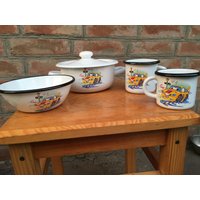 5Er Set Emaille Geschirr Topf Mit Deckel, Schüssel Und 2 Tassen Altes Neues Lager Vintage Weiß Farbe Kinder Autos Druck Sommer Dekor Geschenk 5Er Set Emaille Geschirr Topf Mit Deckel, Schüssel Und 2 Tassen Altes Neues Lager Vintage Weiß Farbe Kinder Autos Druck Sommer Dekor Geschenk von Ukrainevintage